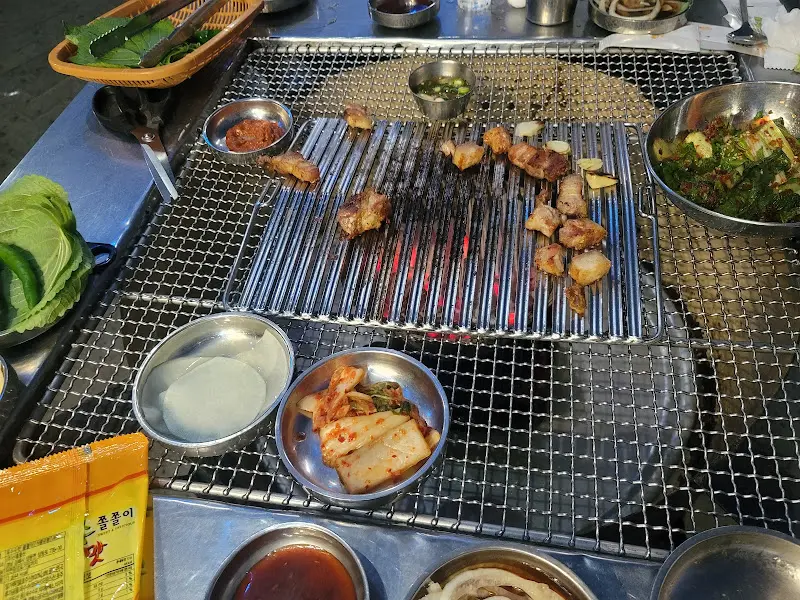 숯불 위에서 익어가는 고기