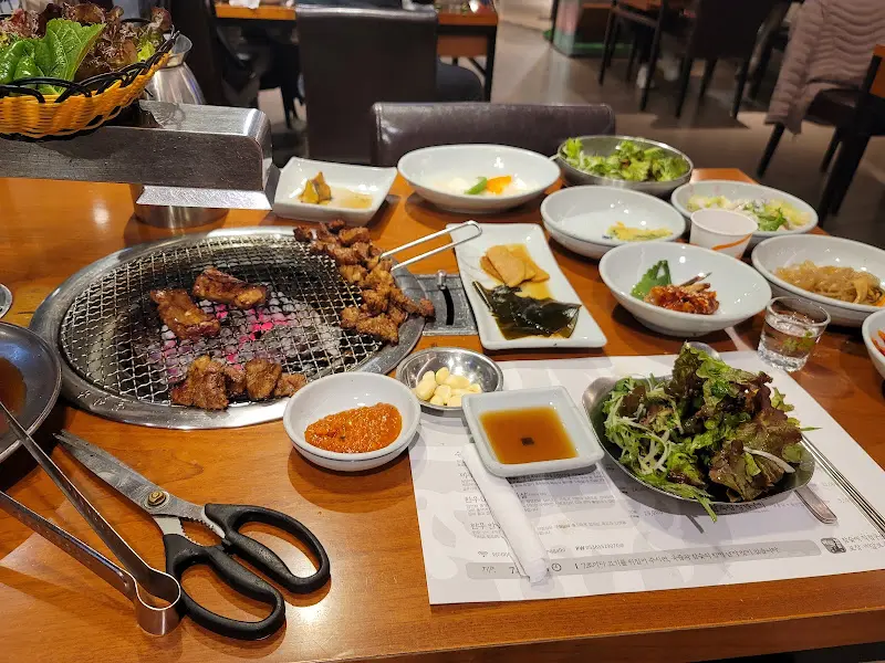 맛있는 식사를 즐기는 사람들