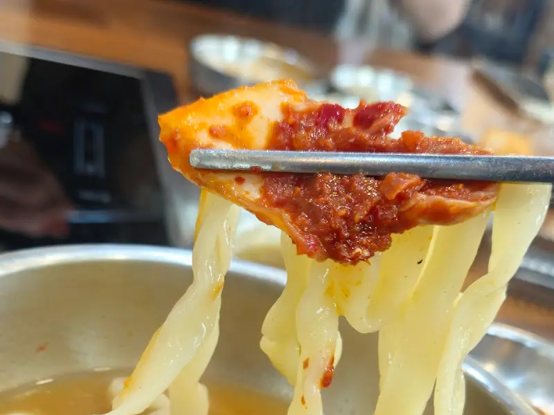 김치와 함께 먹는 칼국수
