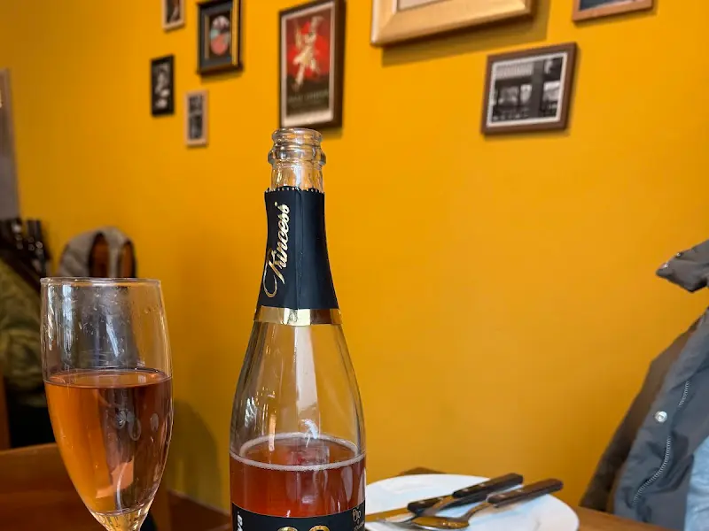 음료와 식기 세팅