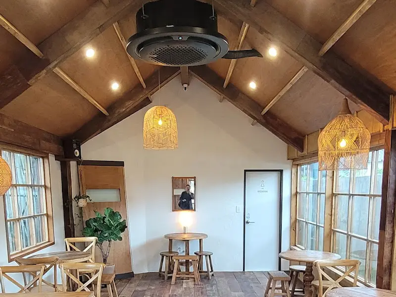 카페 내부 인테리어. 원목과 은은한 조명이 아늑함을 더한다.