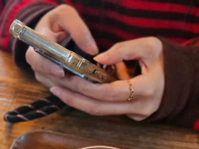 테이블 위에 놓인 핸드폰