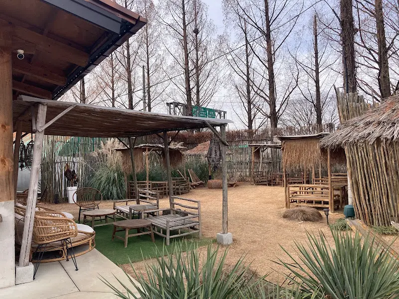 카페 야외 테이블 좌석