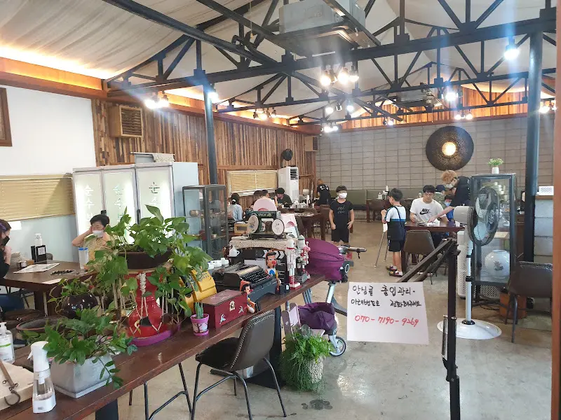 넓고 세련된 내부