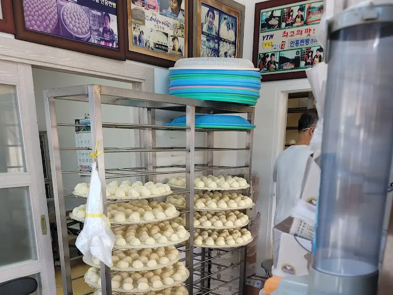 분주하게 찐빵을 만들고 있는 모습