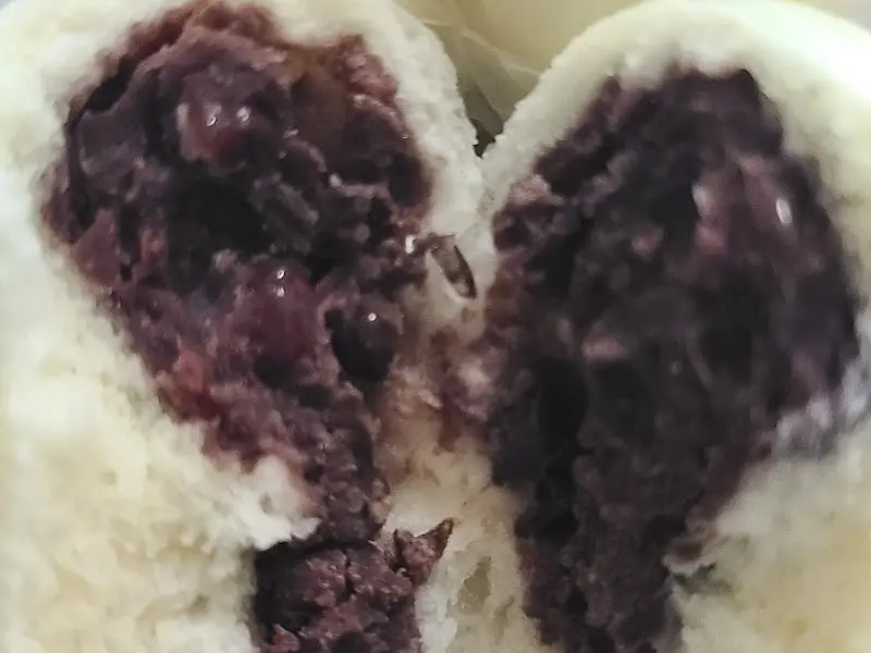 반으로 갈라진 찐빵