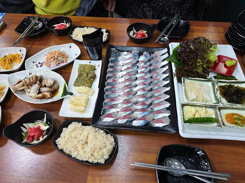 한상 가득 차려진 밑반찬과 고등어회