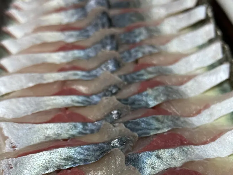 윤기가 흐르는 신선한 고등어회