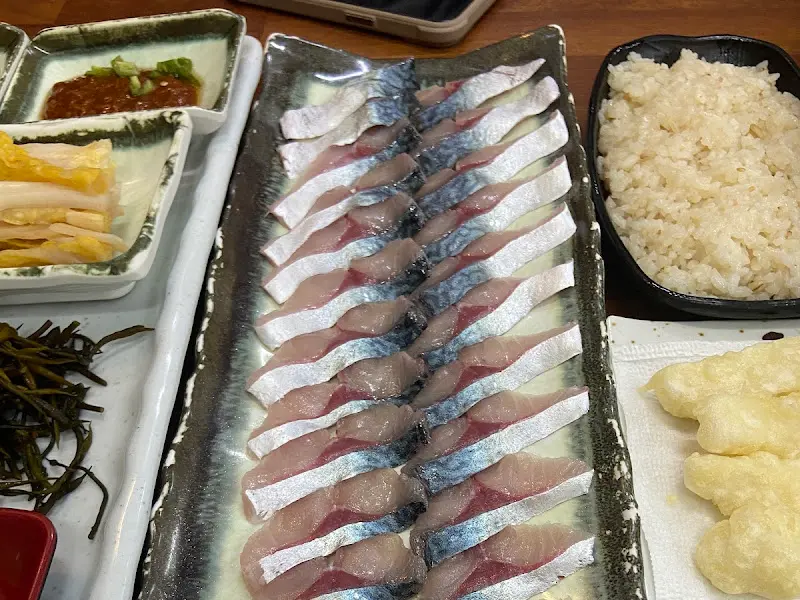 고등어회와 곁들임 반찬