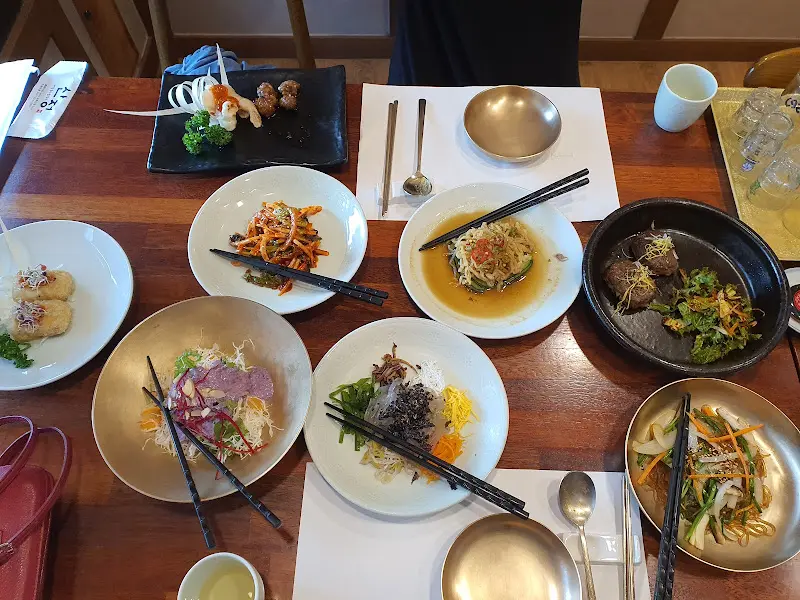 한상 가득 차려진 한정식