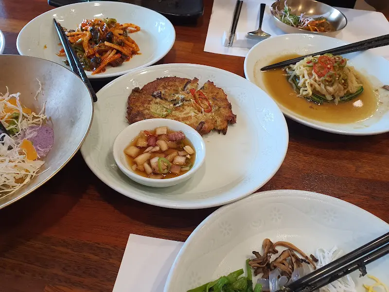 정갈하게 담긴 한정식 코스 요리들