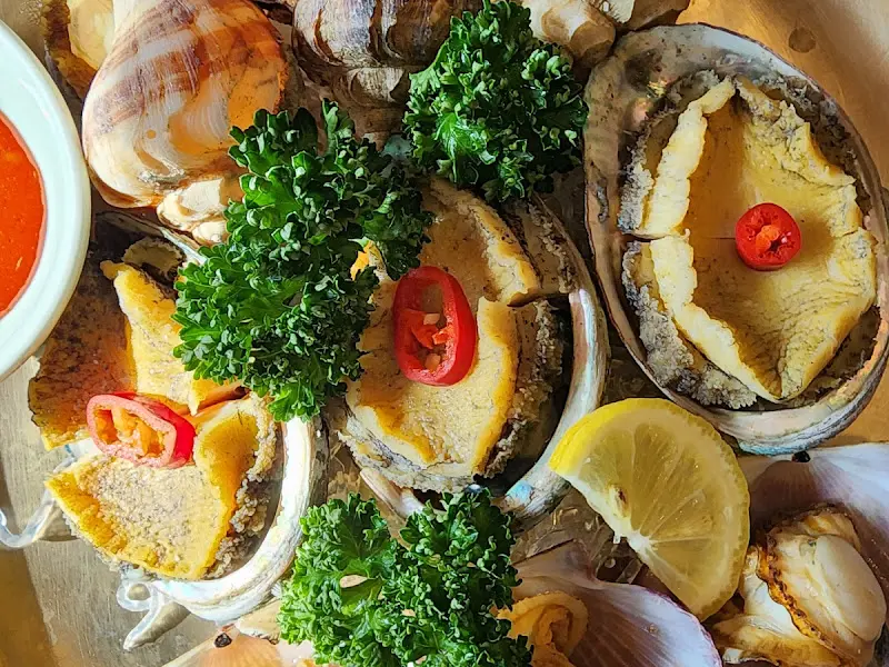 싱싱한 해산물이 가득한 상차림