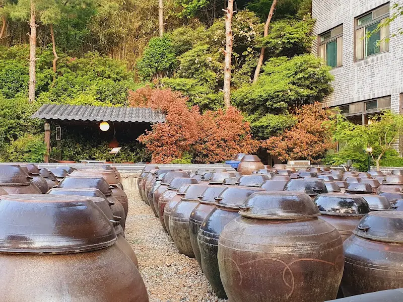 세월의 흔적이 느껴지는 장독대