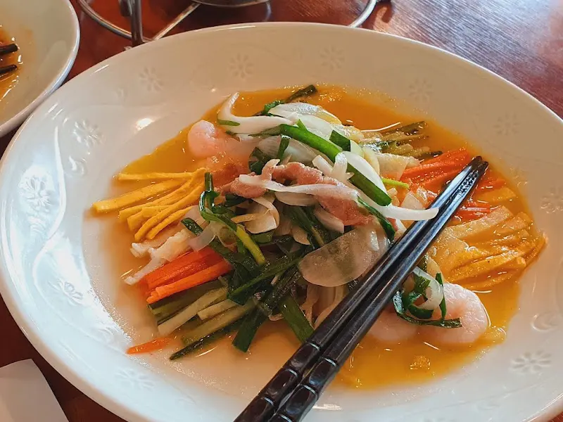 싱싱한 채소가 가득한 한정식 요리