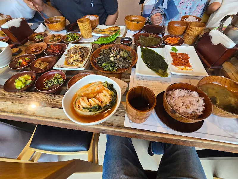 푸짐하게 차려진 산채특정식 한 상