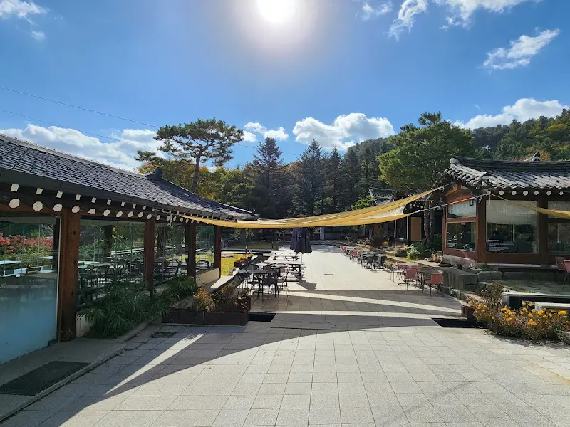 만우정 야외 테이블 공간