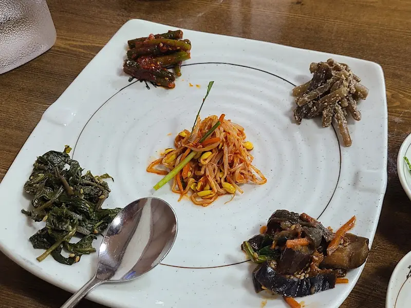 정갈하게 담겨 나온 다양한 종류의 반찬