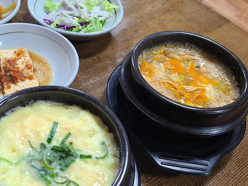 보글보글 끓는 듯한 계란찜과 시원한 국물