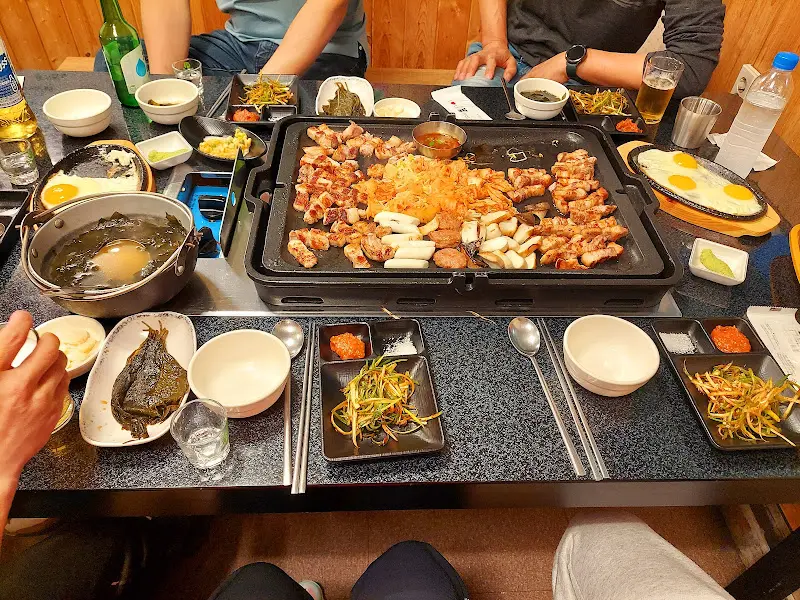 푸짐하게 차려진 테이블