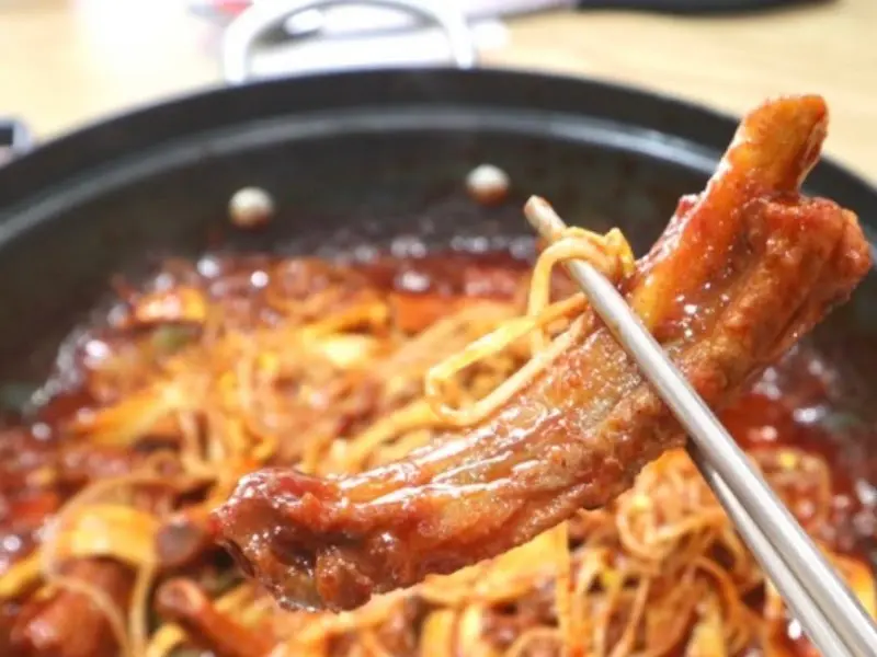 젓가락으로 집은 등갈비