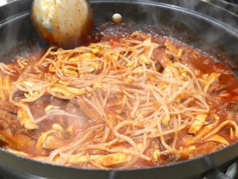 보글보글 끓는 등갈비찜