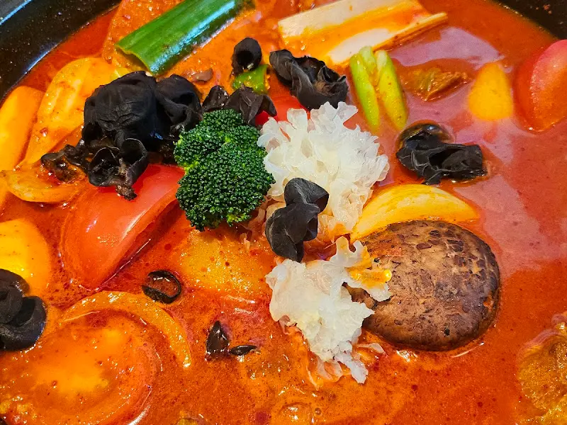 토마토, 버섯, 레몬이 듬뿍 올려진 토마토 닭갈비의 매혹적인 비주얼