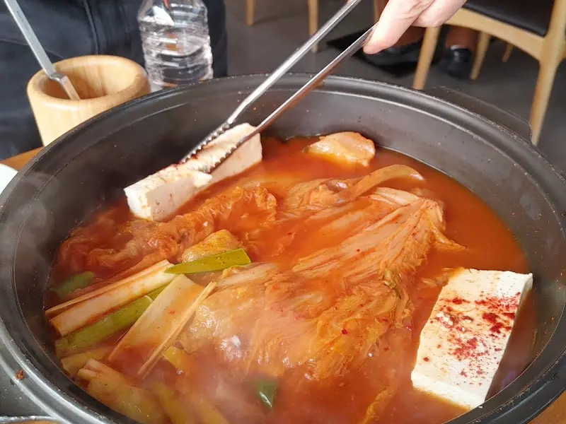 돼지고기가 듬뿍 들어간 묵은지 김치찌개의 깊은 맛