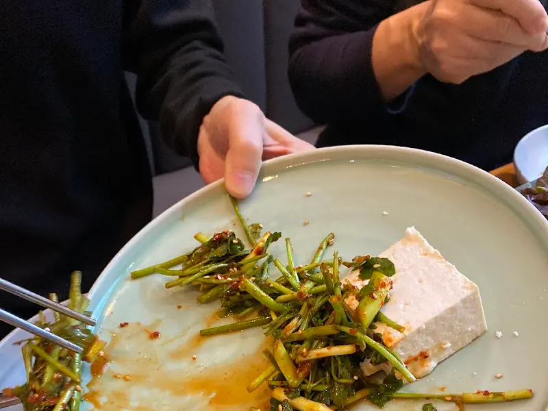 신선한 돌미나리와 고소한 두부의 조화가 일품인 생두부 무침