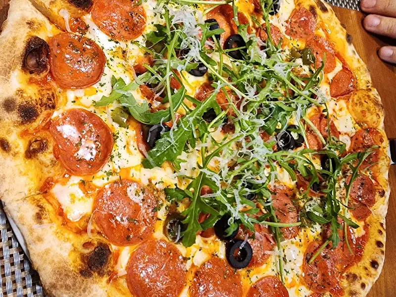 루꼴라 피자의 클로즈업 사진