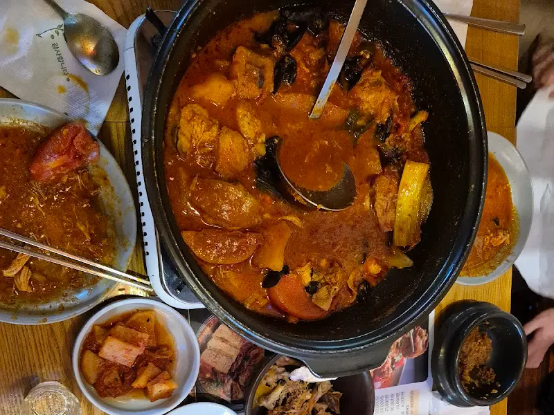 야채와 함께 구워 먹는 청계산 돌갈비