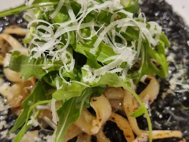 오징어 먹물 리조또의 클로즈업 사진