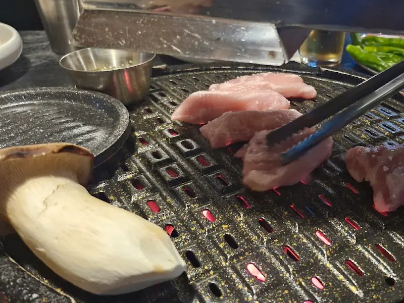 전문가의 손길로 구워지는 묵직한 목살