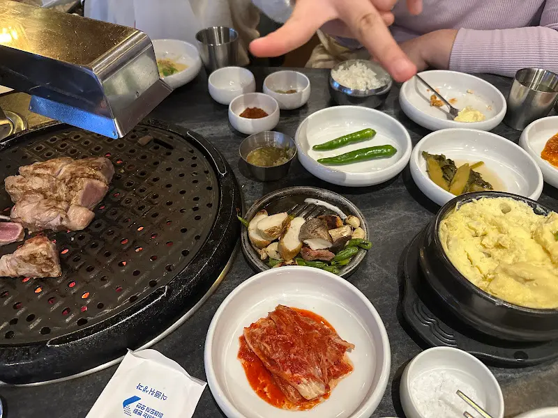 다채로운 곁들임 메뉴