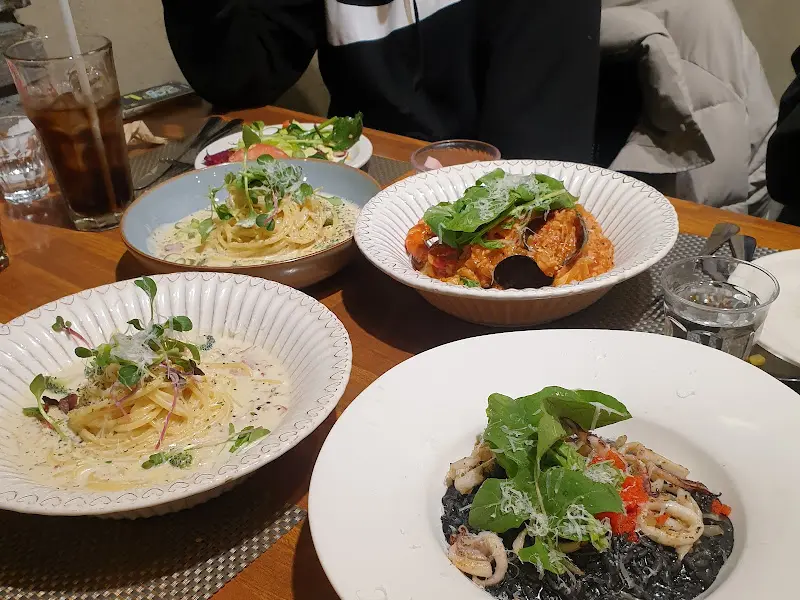 다양한 파스타 메뉴들이 놓인 테이블