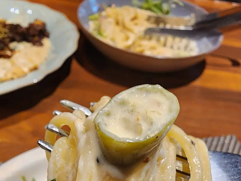 포크에 돌돌 말린 파스타