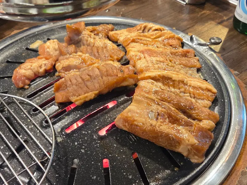 숯불 위에서 맛있게 익어가는 돼지갈비
