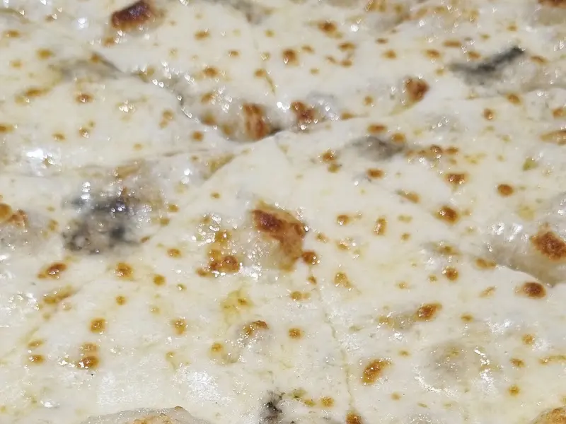 고르곤졸라 피자의 클로즈업 사진