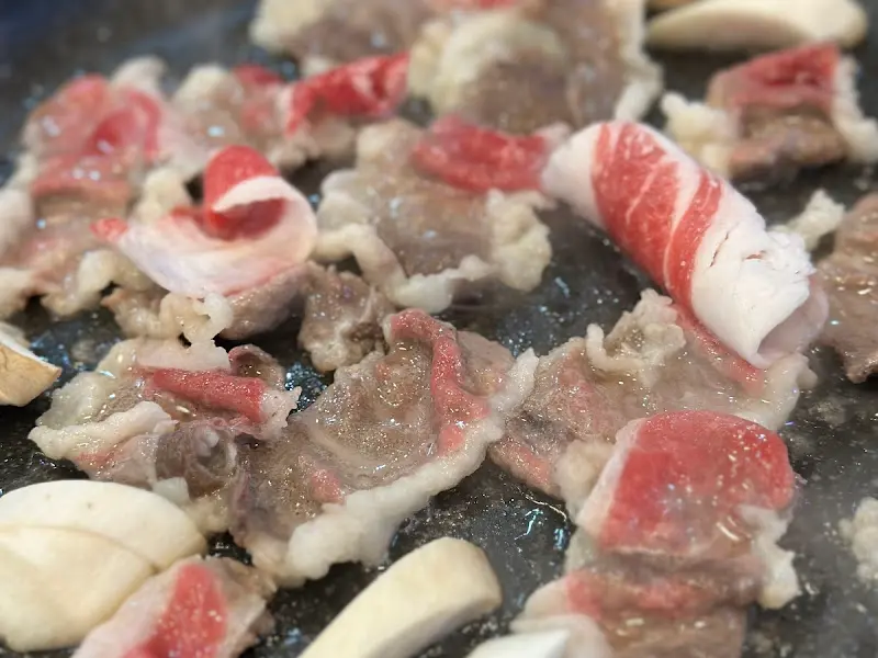 불판 위에서 익어가는 차돌박이