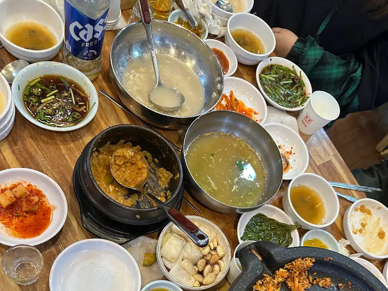 푸짐한 밑반찬과 곁들임