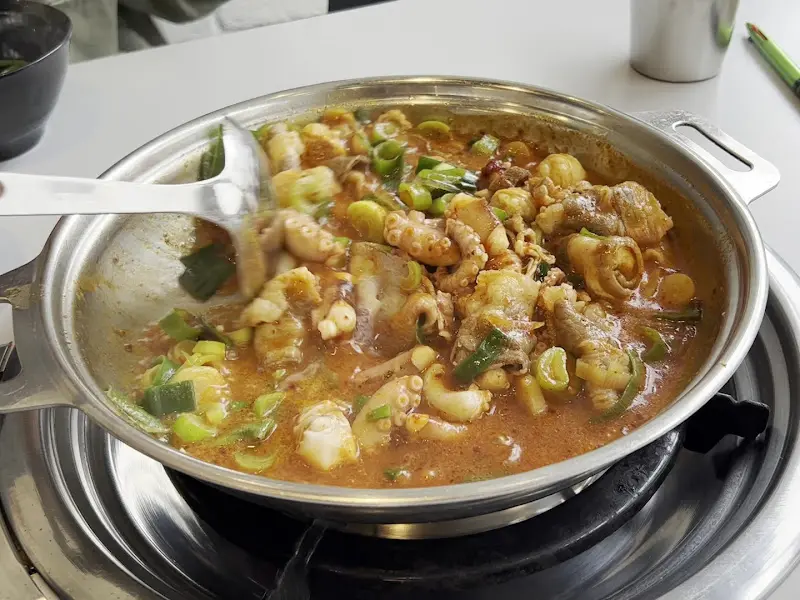 푸짐하게 담긴 낙곱새