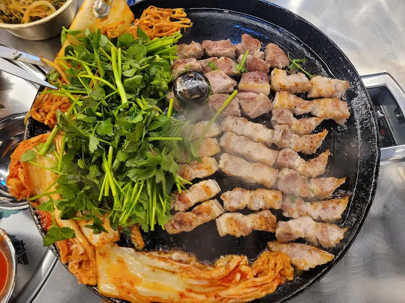 푸짐한 삼겹살 한 상 차림