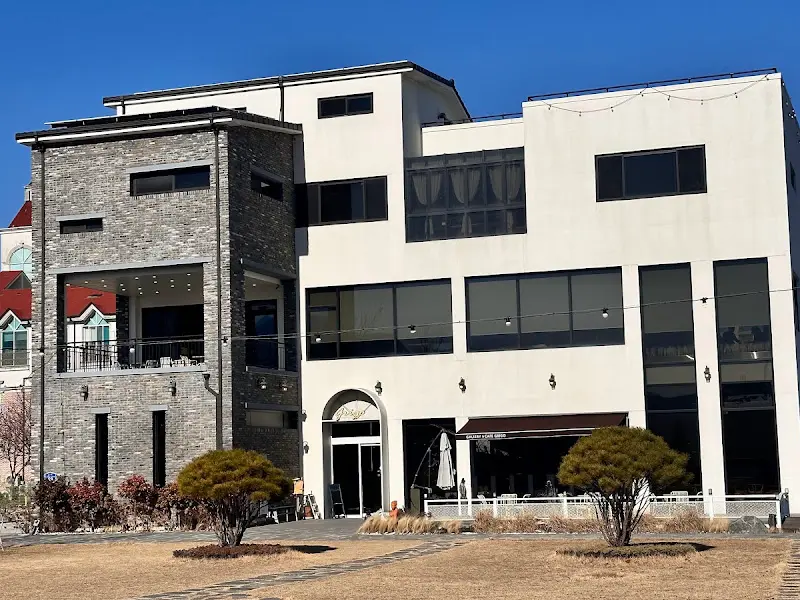 카페 오늘여기 건물