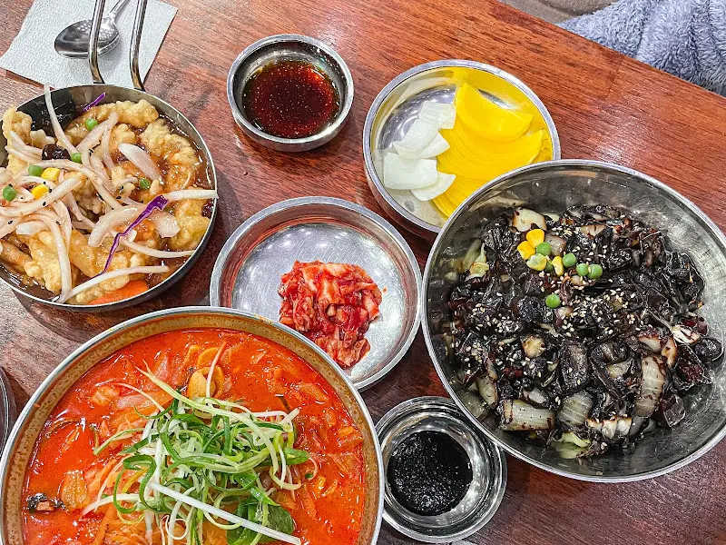 한상 가득 차려진 모습