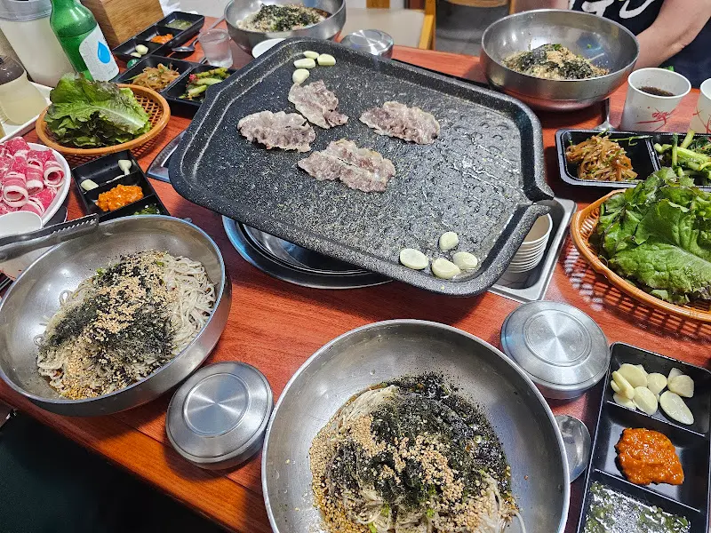 들기름 막국수와 차돌박이 구이 한 상 차림