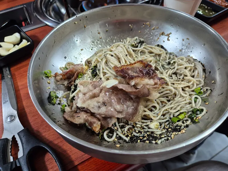 차돌박이와 함께 먹으니 더욱 맛있는 들기름 막국수