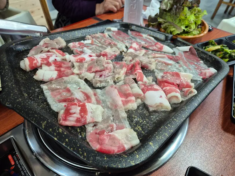불판 위에서 맛있게 익어가는 차돌박이