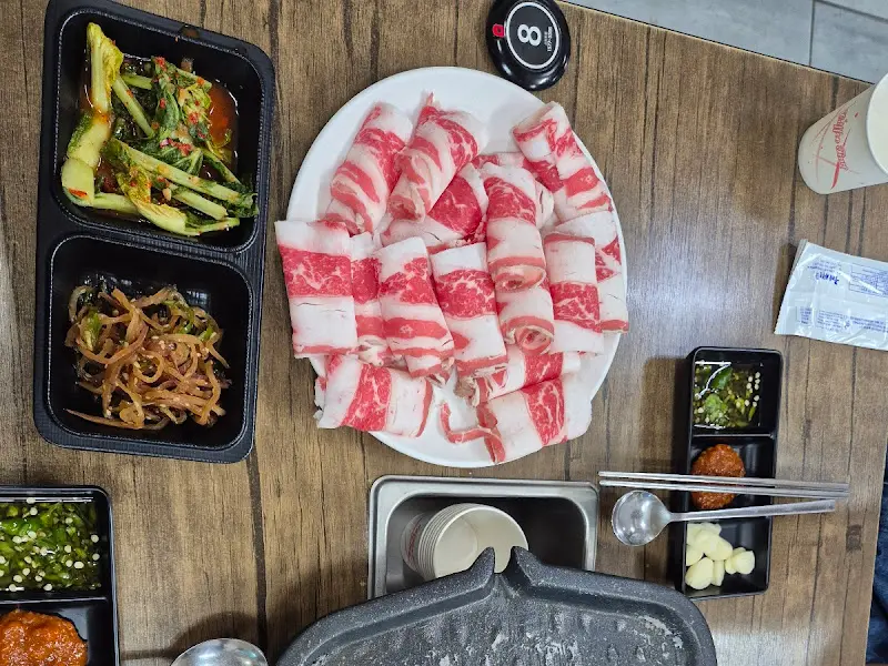 정갈하게 담겨 나온 밑반찬과 차돌박이