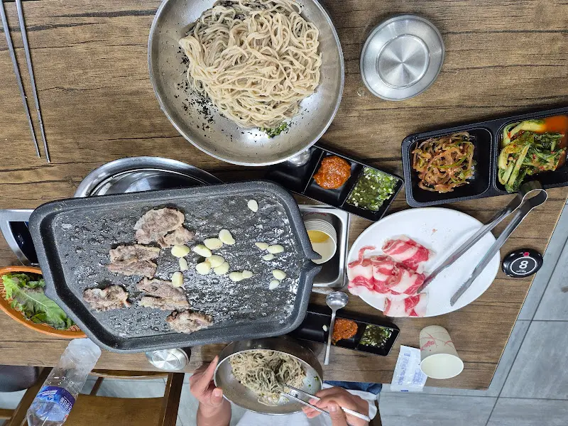 테이블 가득 차려진 음식들