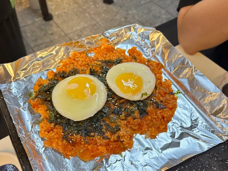 김치와 날치알이 듬뿍 들어간 볶음밥