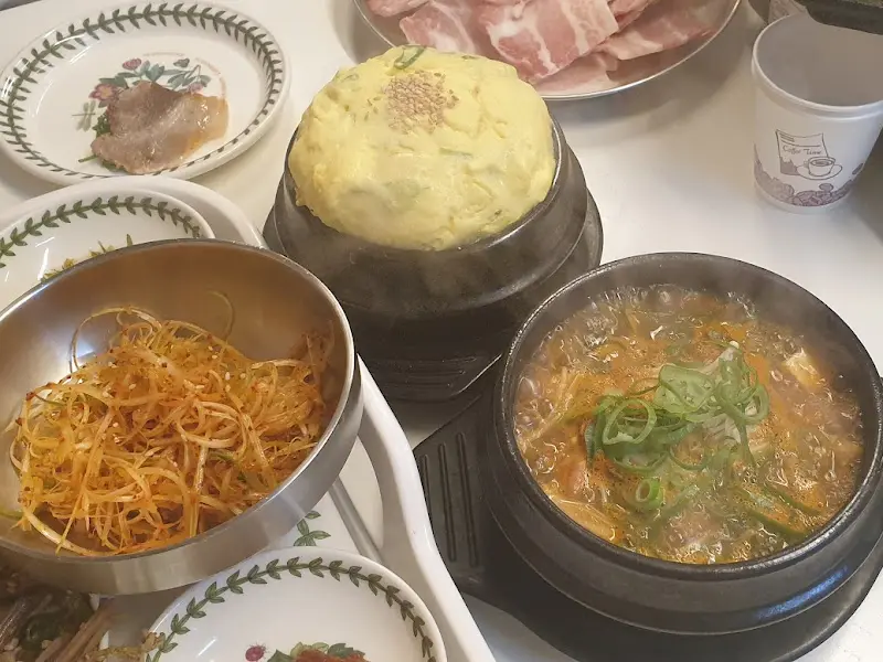 계란찜, 찌개, 파채 클로즈업